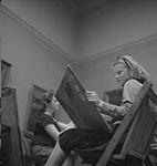 Children's Art Classes, Lismer's, girl looking at a canvas [entre 1939-1951].