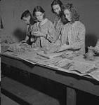 Children's Art Classes, Lismer's, girls sculpting [entre 1939-1951].