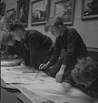 Children's Art Classes, Lismer's, boys painting [entre 1939-1951].