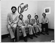 Portrait du groupe Change avec le producteur de disques Bob Johnston [entre 1980-1990]