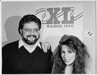 Lee Aaron et le directeur des programmes de la radio CXXL, Gord Robson. Calgary [between 1984-1989].