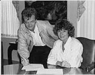 M. Frank Davies (premier vice-président et directeur général, The Music Publisher) et Mme Merril Wasserman (vice-présidente et directrice générale, Private Publishing) [between 1980-1990]