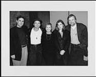 Portrait de l'artiste de CMC Pat Benatar en compagnie de son époux/producteur/guitariste Neil Giraldo à une soirée d'écoute à New York qui avait pour but de donner un avant-goût de leur album Innamorata. De gauche à droite : Tim Williams, Neil et Pat, Lisa Zbitnew et Larry Macrae 1997