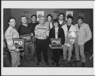 Portrait des membres du groupe Barra MacNeils qui tiennent des disques d'or pour leur album Closer to Paradise. Markham [ca 1993]