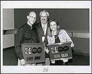 Le gérant Bill Leopold et le vice­président d'A&M Bill Ott remettent un prix à Melissa Etheridge pour son album révolutionnaire « Yes I Am », certifié double platine June 1995