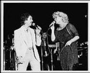 Les chanteurs country Carroll Baker et Eddie Eastman chantent ensemble [ca. 1983].
