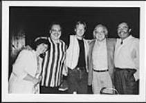 Groupe lors d'une présentation de Duane Steele au Club 12th & Porter, Nashville, Tennesse, (de gauche à droite) Ruth Blakeley (gérante), Mike Clute (producteur/ingénieur), Duane Steele (artiste), Jerry Renewych (président, Warner/Chappell Canada), Steve Bogard (producteur/auteur-compositeur) [entre 1995-1996].