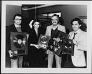Sylvia recevant un prix d'album Or à Nashville, Tennessee, (de gauche à droite) Tom Collins (producteur), Sylvia, Jack Feeney (directeur d'A et R country, RCA Canada), Joe Calante (vice-président de division, commercialisation, RCA Nashville) 1983