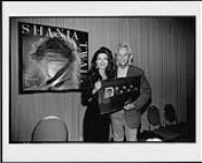 Shania Twain recevant un triple prix Platine pour l'album « The Woman In Me » de la part de Doug Chappell (président, Mercury/Polydor) [entre 1995-1996].