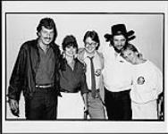 L to r: Ken Bain (National Promotion), Jessi Colter, Kevin Shea (Regional Ontario Promotion), Waylon Jennings, Cathy Hahn (National Press) [entre 1981-1990].
