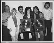 Alannah Myles with an award for her self-titled debut album juin 1989