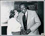 Oscar Peterson having a laugh with an unidentified lady [entre 1985-1990].