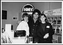 Michel Pagliaro accueillant deux admirateurs lors de sa séance de signatures d'autographe au magasin HMV, aux Promenades de l'Outaouais, Gatineau 6 avril 1989