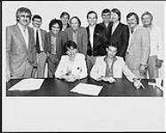 Employés de RCA et de Current Records se détendant avec des membres de Parachute Club [between 1983-1984].