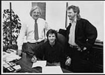 Warner / Chappell Music Canada signant un nouveau contrat mondial de copublication avec l'auteur-compositeur de renommée internationale, David Roberts [entre 1982-1985].
