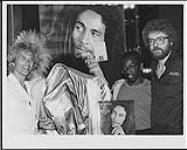 Doug Chappell (gauche) et Lee Silversides (droite) d'Island Records Canada avec Hedley Jones de CFNY au lancement du disque Legend - A Tribute to Bob Marley au Diamond [entre 1984-1986].