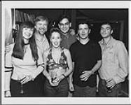 Olive, vedette pop du Royaume-Uni. De gauche à droite : Rebecca Black et Larry Macrae de BMG, Ruth Ann (Olive), Neil de Mather (E-Z Rock), Rupert Lord (gérant d'Olive) et Tony Watson (Olive) [entre 1996-2000]