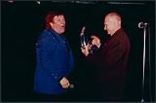 Walt Grealis giving Bobby Curtola an award [entre 1988-1995].