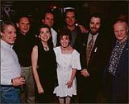 Deane Cameron, Walt Grealis et un groupe de six personnes souriant à la caméra [entre 1990-1995].