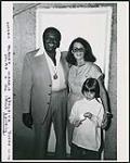 Maggie Spalding d'Ontario Place est photographiée en compagnie d'Oscar Peterson et de son plus jeune enfant [entre 1975-1978].