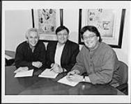 Doug Chappell et Russell Prowse de Mercury/Polydor signent des documents avec Paul Church de Loggerhead Records [entre 1995-2000].