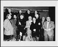 Heather Ostertag, Sam Sniderman (Sam the Record Man), Bernie Finkelstein, Bernie Fiedler (?), Dan Hill (?), Walt Grealis and a crowd of unidentified people, having a laugh [entre 1990-2000].