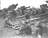 General Currie interested in captured guns. Battle of Amiens. August, 1918. Aug., 1918.