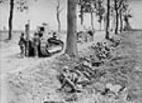 Les troupes canadiennes se mettent à l'abri dans un fossé le long de la route d'Arras à Cambrai septembre 1918.