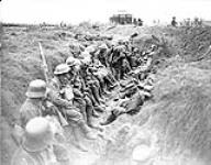 German prisoners and Canadians take over in trench. Advance East of Arras. September, 1918  September, 1918.