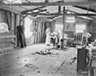 Infirmières militaires canadiennes nettoyant des salles communes après un raid de bombardement allemand effectué durant la période où les Canadiens avançaient à l'est d'Arras octobre 1918.