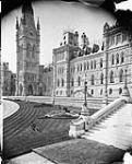 (Parliament Buildings) Close-up of Centre Block. [1859 - 1916].