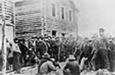 Mineurs attendant leur tour pour inscrire leur concession 1898