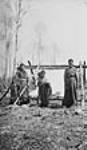 [Des femmes et des enfants dëne s&#371;&#322;iné debout devant un cadre de tannage de peaux d'orignal, lac Christina (Alberta)] Chipewyan Indians preparing a moose hide 1918