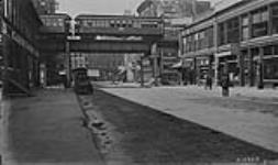 Elevated car running over street W. of Dearborn station, Chicago [I11.] 1910