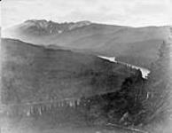 Canadian Pacific Railway Survey. Lower Skeena looking down, 45 miles below Hazelton (B.C.)/Levés du Canadien Pacifique. Vallée intérieure de la rivière Skeena. À partir du même point que les nos 5 et 6 vers l'embochure. À 45 milles en aval de Hazelton. June 1879