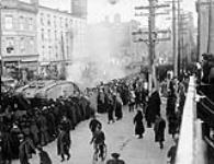 Le char d'assaut britannique " Britannia " participant au défilé de l'emprunt de la Victoire sur la rue Sherbrooke 19 nov. 1917