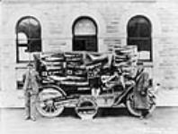 Thos. W. Wilby et sa voiture Reo, la première à traverser le Canada par voie terrestre 1912