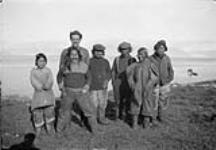 Esquimaux, Pond Inlet, T.N.-O. [De gauche à droite : Tuurngaaluk, "Umilik " McGregor à l'arrière d'Akumalik, Maki Angutirjuaq, Uttuttiaq, Ittutaaluk et Uruluk. Le groupe travaillait pour la Compagnie de la Baie d'Hudson.] n.d.