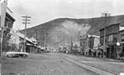La rue Main, à Dawson City, au Yukon n.d.