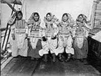 [Des femmes kenipitus en amauti perlé, Cape Fullerton (Qatiktalik)]. Titre original : Des femmes en costume d'apparat, Cape Fullerton [entre 1903-1904].