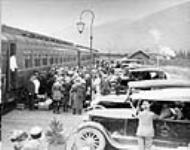Passengers disembarking at railway station c.a. 1929