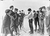 Garçons en train de former des équipes pour jouer au hockey à la baie de Sarnia, [Ontario], le 29 décembre 1908 n.d.