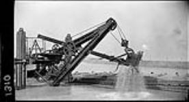 Dredge [and scow during construction of the] Welland Canal, [Ont.]. 18 Sept. 1914