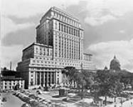 Photographie de l'édifice Sun Life à Montréal, au Québec, vers 1931