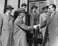 "Le confrère Lucien Dufour (extrême droite) donne la main aux membres du comité de grève du Textile ..." n.d.