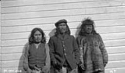 Prisonniers Inuits - Attleta, Nukutla and Ooneungra - Pond's Inlet, T.N.-O. [De gauche à droite : Aatitaaq, Nuqallaq Qiugaarjuk et Ululijarnaaq. Ils assistaient au procès pour meurtre de Robert James, au détachement de la Gendarmerie royale du Canada (GRC).]. Août 1923