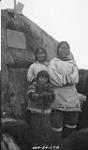 Niqu (à gauche) et Arnaujaq (à droite) avec Ittukusuk, Pond Inlet, côté du nord-est, Île de Baffin, T.N.-O. [Niigug Inuujaq (à gauche), Arnaujaq (à droite) et Moses Ittukusuk en avant plan.]. 17 Septembre 1924