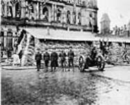 Groupe de soldats devant des sacs de sable sur la colline du Parlement à Ottawa (Ont.). Publicité des bonds de la victoire 1917.