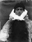 Iqaqsaq, Île de Baffin. [Joe Panikpakuttuk vêtu d'un parka en peau de caribou porté pour les photographies.]. Août 1931