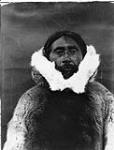 Autochone, Île de Baffin. [Uirngut vêtu d'un parka en peau de caribou porté pour les photographies.]. Août 1931